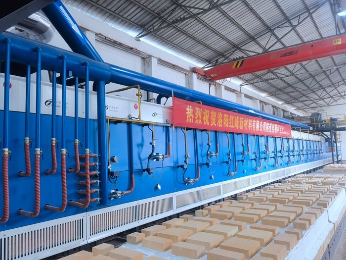 The tunnel kiln for calcining corundum abrasses at 1450℃ was successfully put into operation