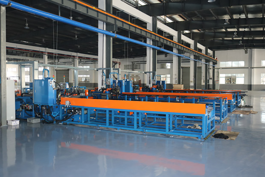 Automatic pipe cutting and chamfering machine Automatic pipe cutting and chamfering machine
