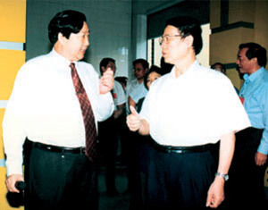 時(shí)任山東省委書記張高麗率政府考察團(tuán)到魯花考察
