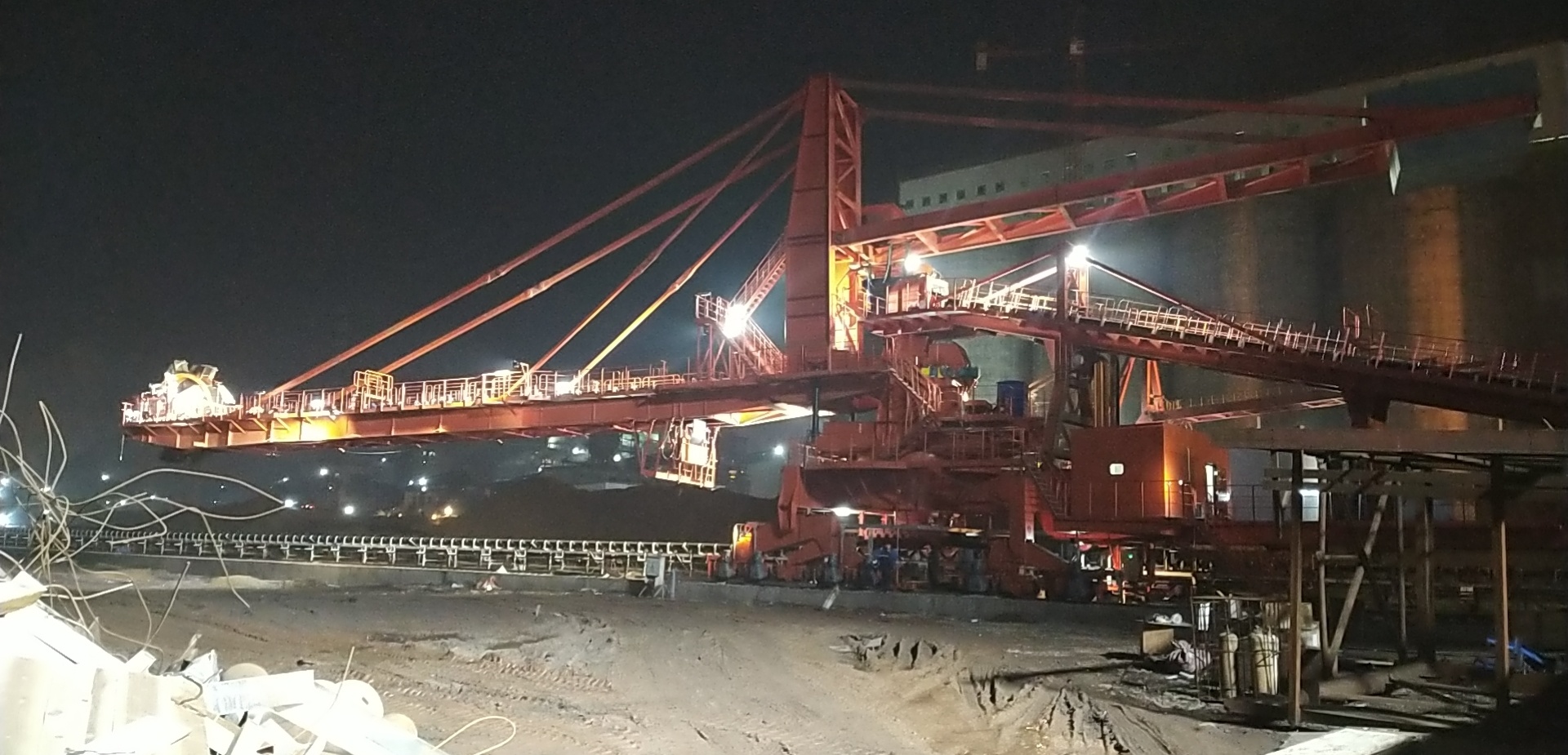 重慶鋼鐵股份有限公司兩臺斗輪堆取料機進入調試階段