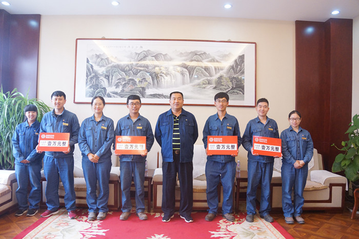 Xinhai Group Gives Ten Thousand Yuan Red Envelope and Double Employees Gratitude Take Root in Xinhai