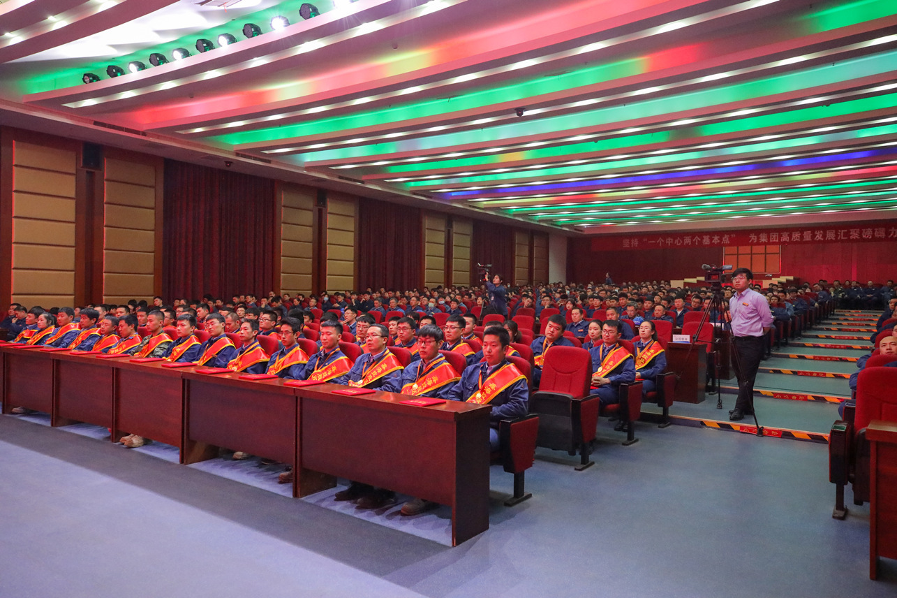 To celebrate the 100 anniversary of the founding of the party, Xinhai holding group held a commendation meeting for outstanding workers on may 1 and outstanding youth on may 4.