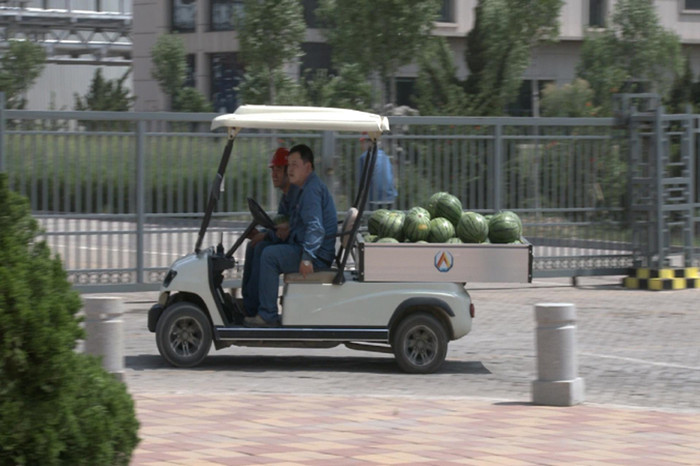 Xinhai Group's employees distribute watermelons to send them cool and refreshing.