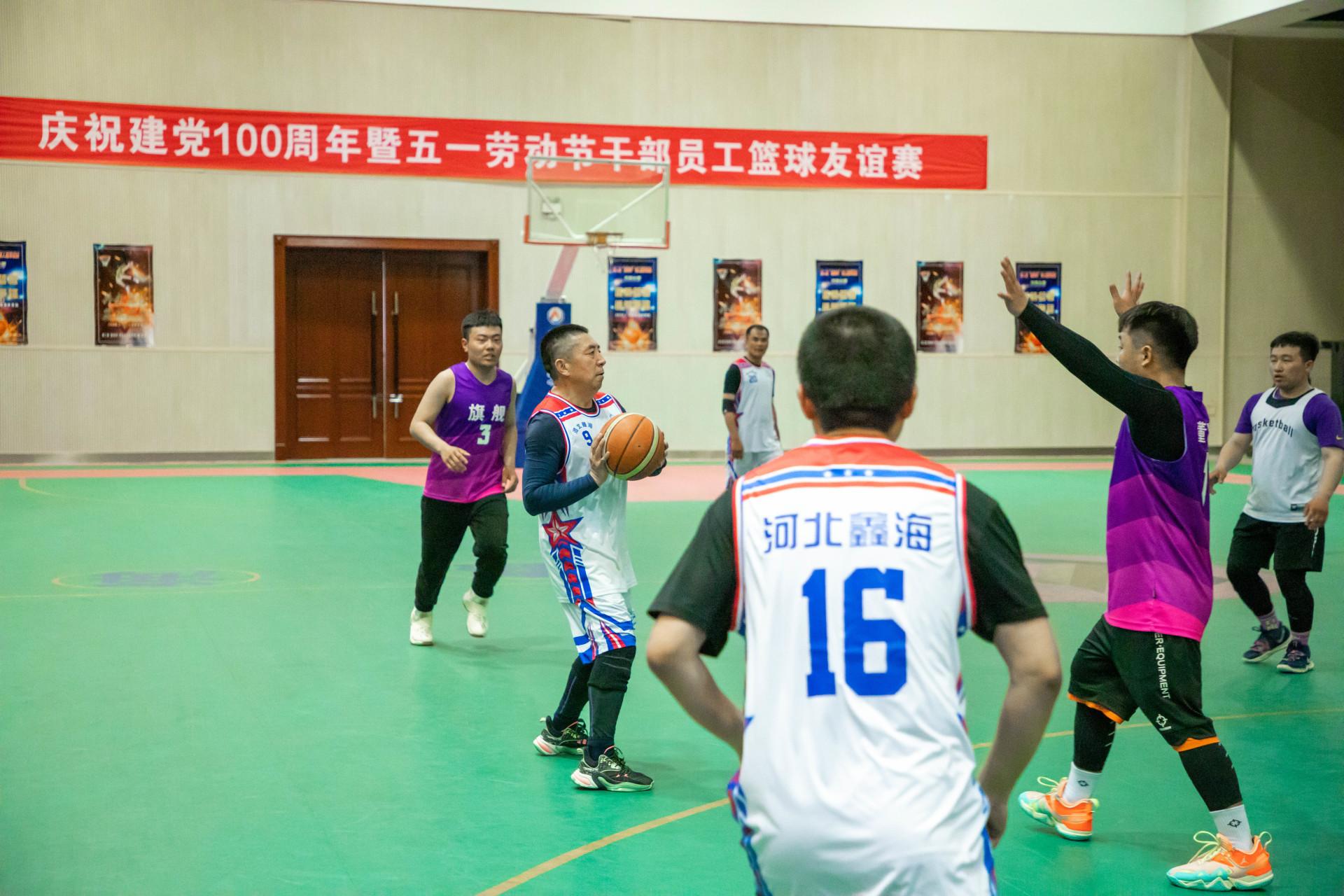 To celebrate the 100 anniversary of the founding of the party, Xinhai Holding Group launched a friendly basketball match for cadres and employees on May 1 Labor Day.
