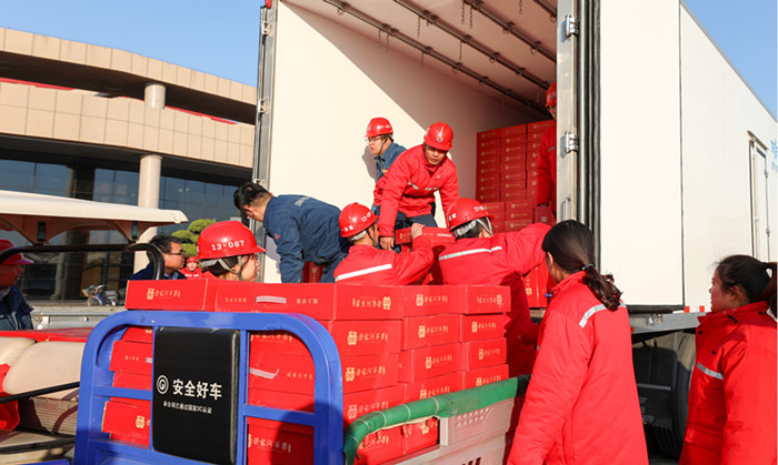 Xinhai Holdings Helps Poverty Alleviation and Distributes Apple to Employees