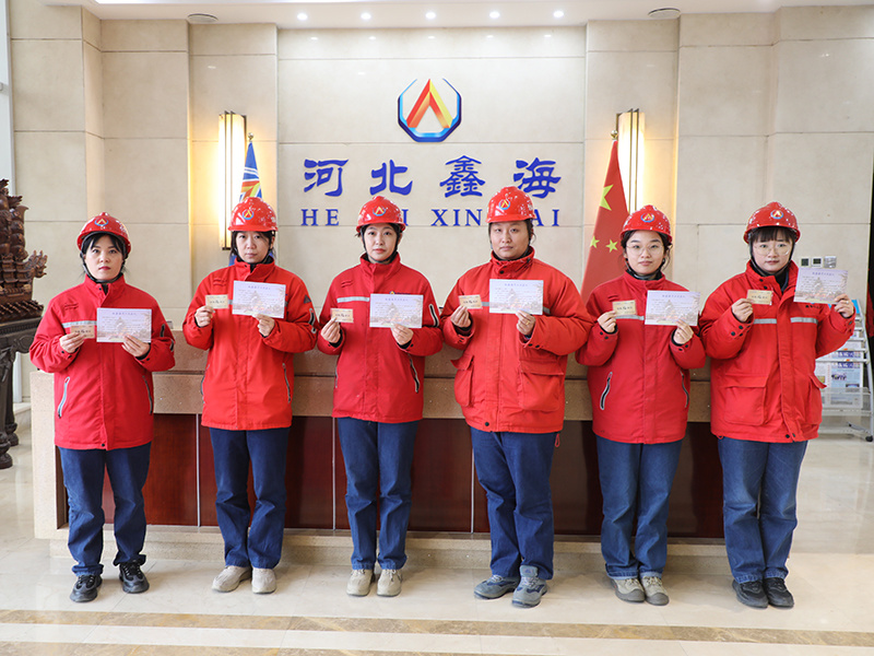 Xinhai Holdings Group distributes VIP bath cards to employees and their families, showing filial piety and respect for the elderly