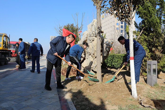 Greening the motherland and beautifying the homeland -- the company organizes the cadres and employees to carry out voluntary tree planting activities