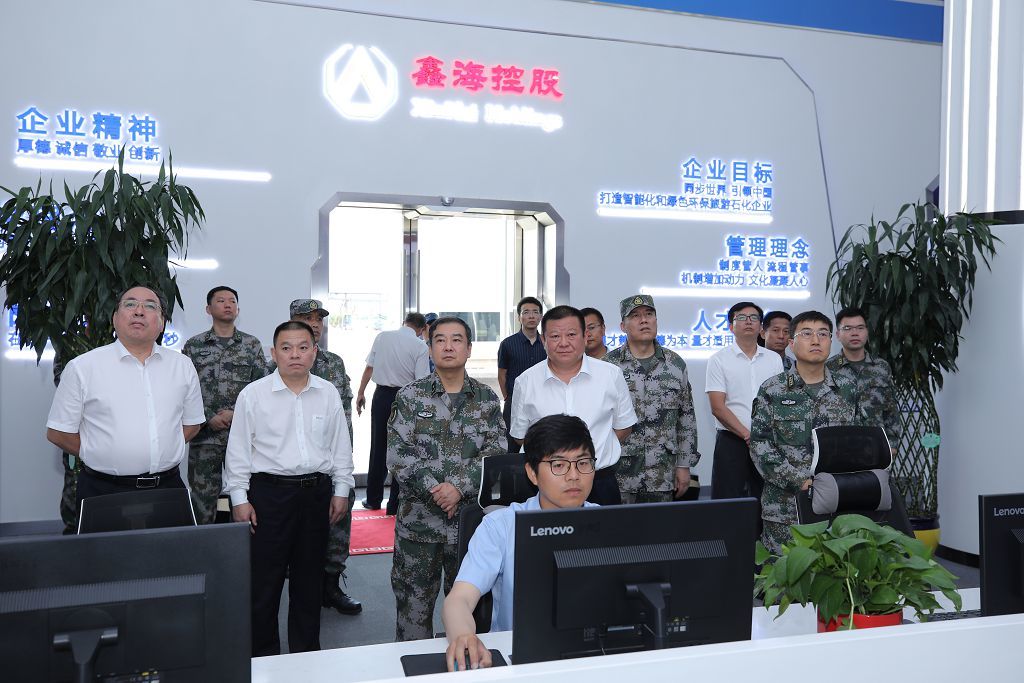 Li Ning, member of the Standing Committee of the Provincial Party Committee and political commissar of the Provincial Military Region, and his party went to Xinhai Holding Group to investigate