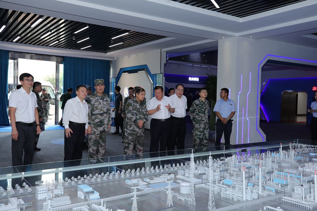 Li Ning, member of the Standing Committee of the Provincial Party Committee and political commissar of the Provincial Military Region, and his party went to Xinhai Holding Group to investigate
