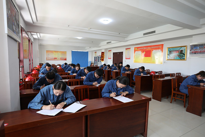 The quality inspection center organizes employees to conduct professional theory examination