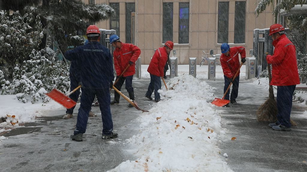 Xinhai Holding Group Launching Snow Sweeping and Deicing Operations to Ensure Safe and Smooth Operation of Devices