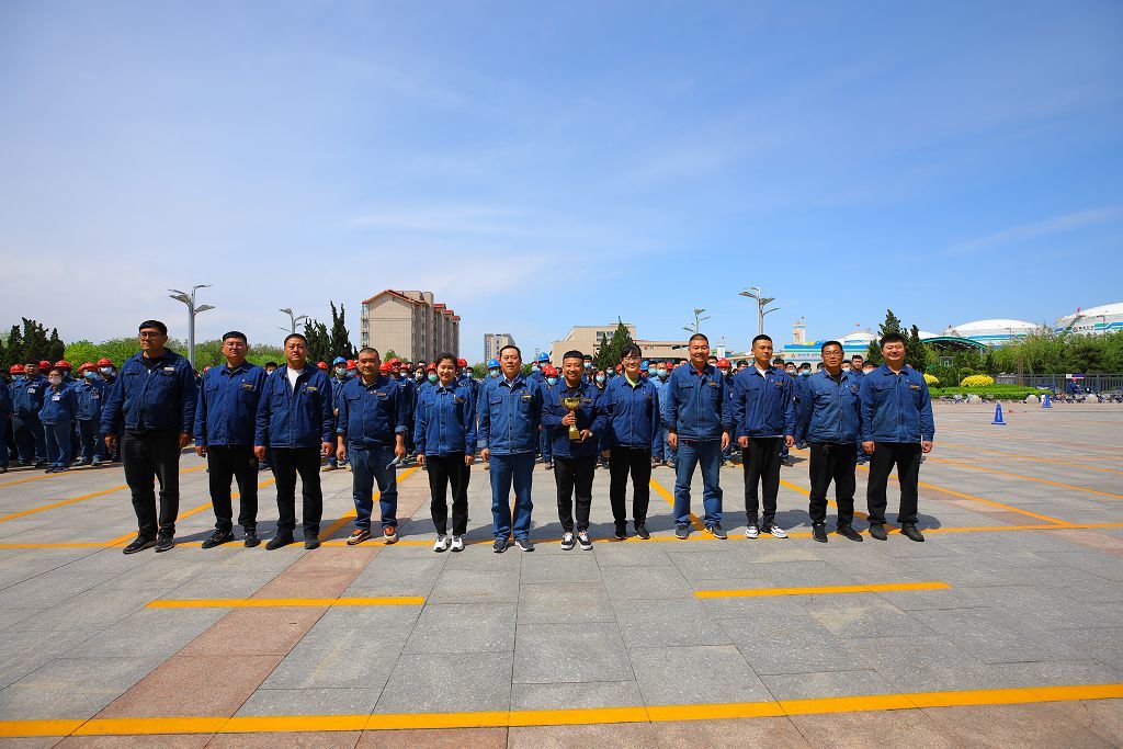 鑫海控股集团举行庆祝五一国际劳动节“第二届鑫海力量杯”拔河比赛