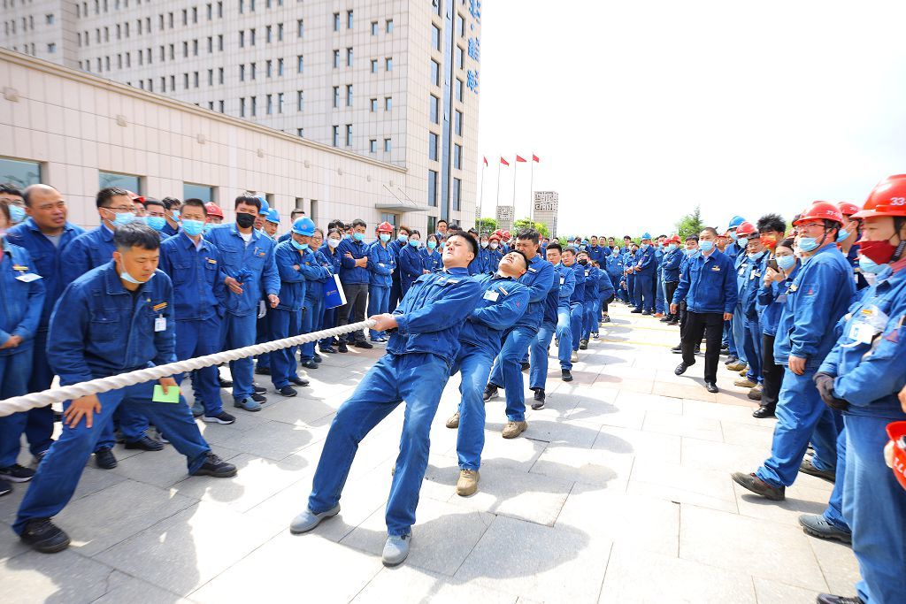 鑫海控股集团举行庆祝五一国际劳动节“第二届鑫海力量杯”拔河比赛