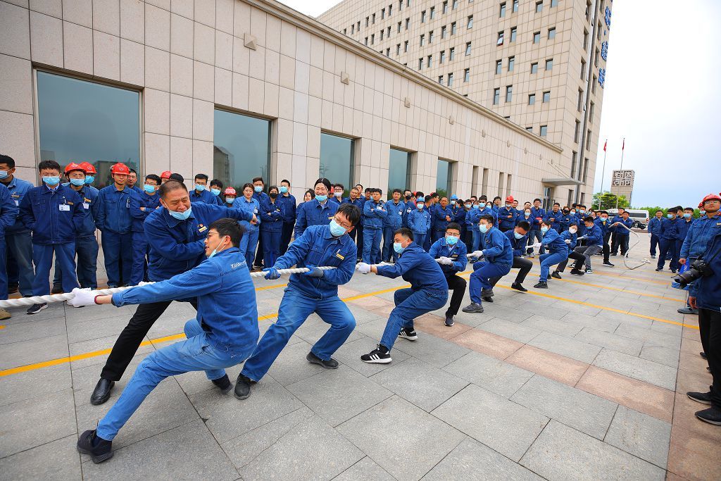 鑫海控股集团举行庆祝五一国际劳动节“第二届鑫海力量杯”拔河比赛