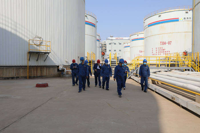 公司领导带队对油品储运罐区进行节前安全检查