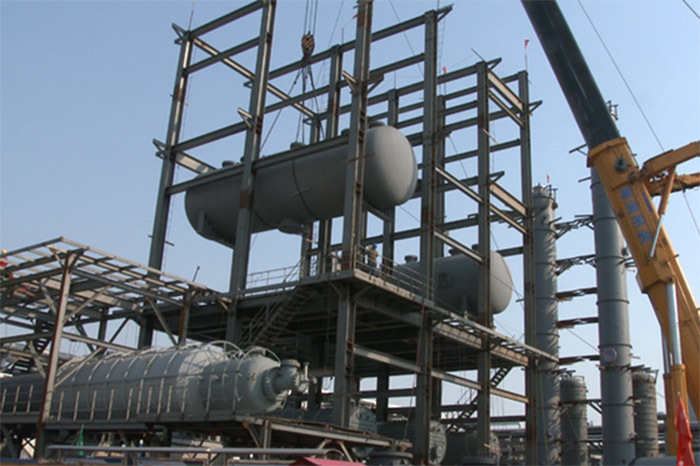 5万吨/年硫磺回收装置进行反应器吊装作业