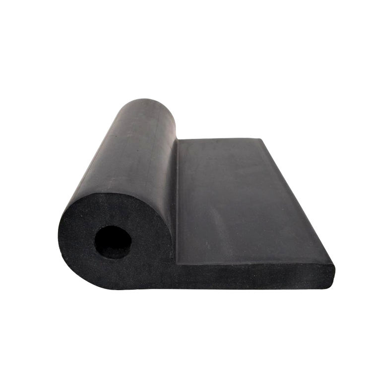 Special sealing strip for ships
