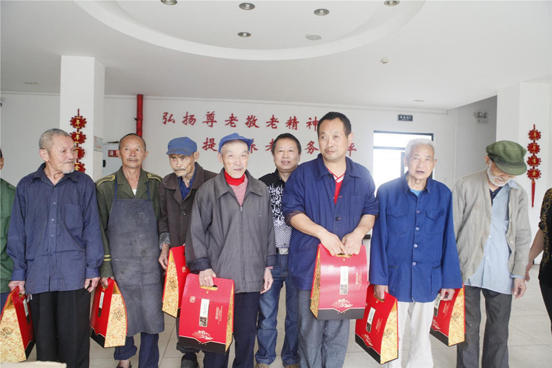 敬老院看望老人