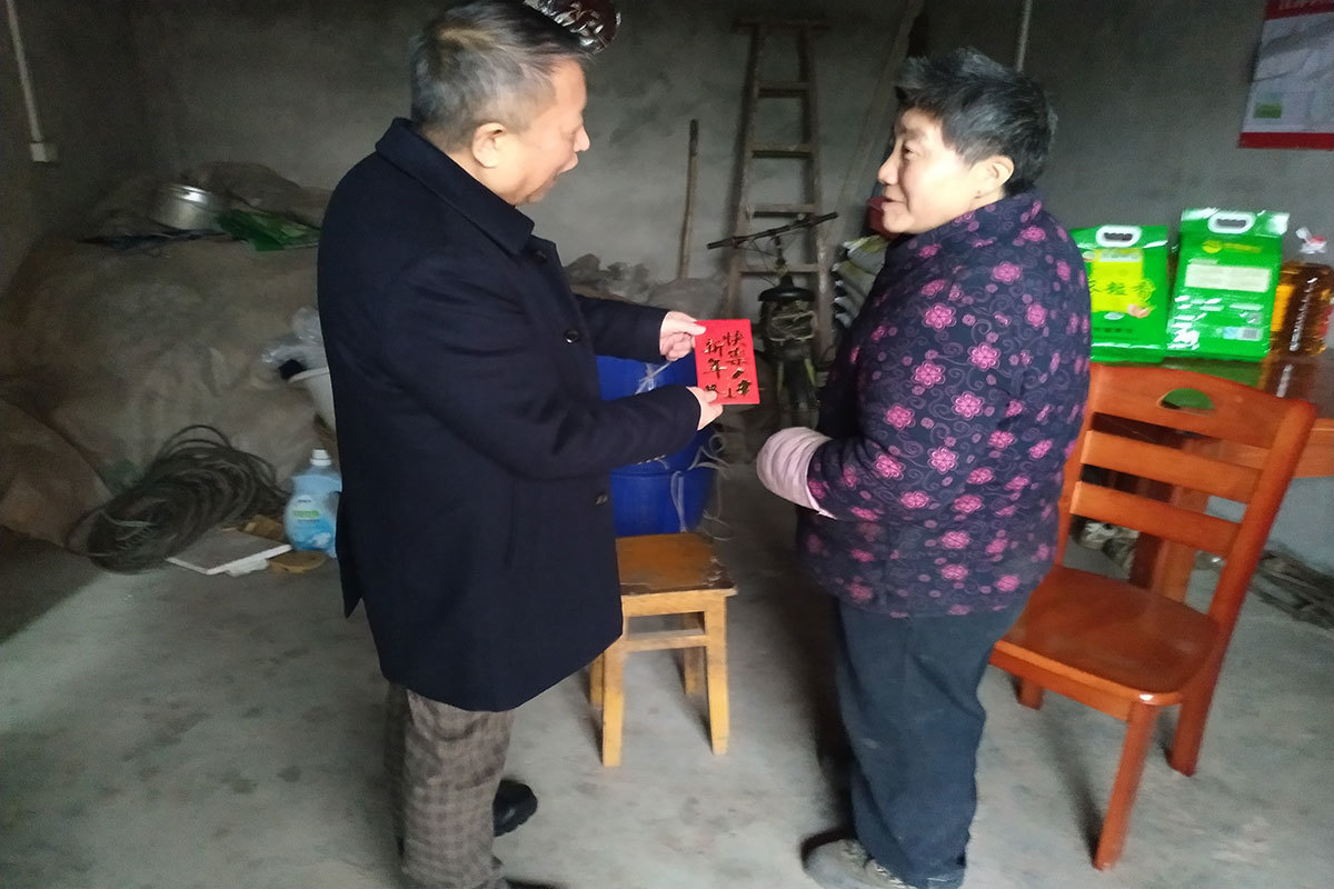 2020年1月20日，集团党支部书记万志勇一行来到贾嗣镇玉皇村、民福村，开展扶贫慰问活动。