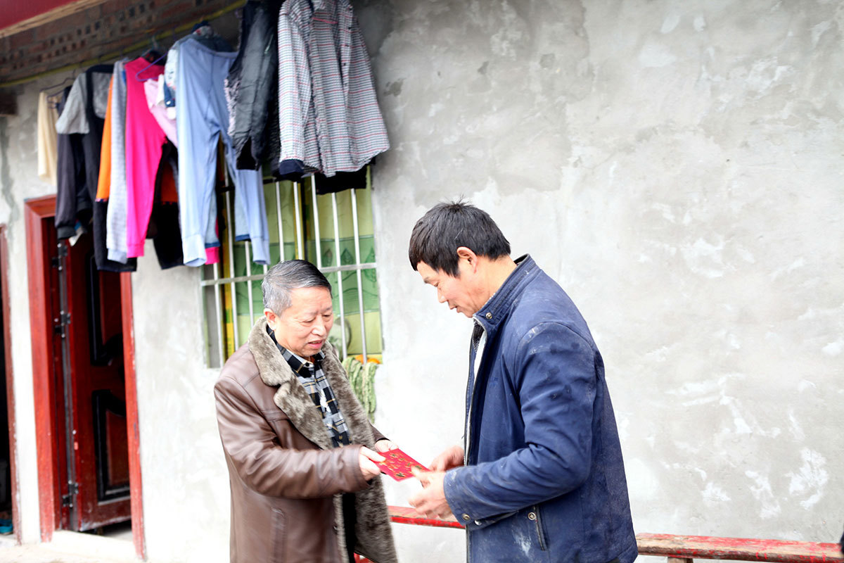 2019年1月30日，集团工会主席万志勇一行来到贾嗣镇民福村，开展扶贫慰问活动。