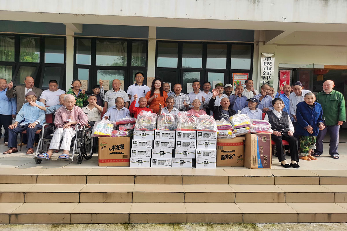 2020年6月24日上午，江电集团董事长曾祥先一行到九龙敬老院看望慰问孤寡老人。