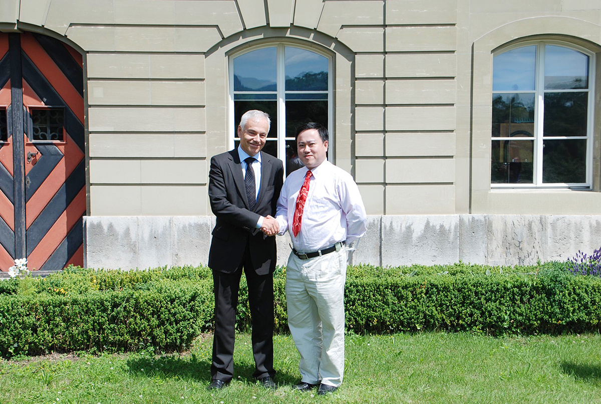 Le Président pose avec le maire de Suisse