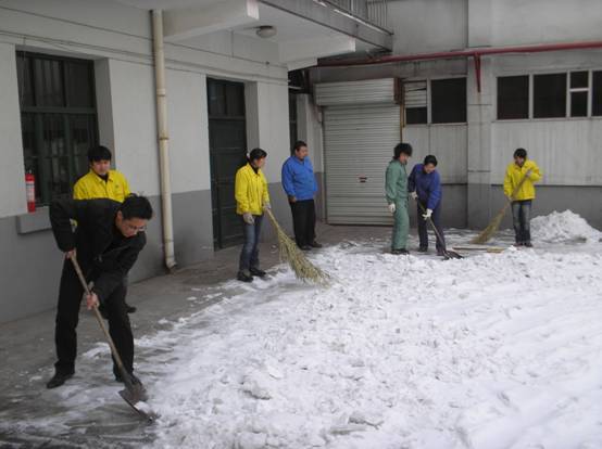 共青團(tuán)員掃雪破冰，共建康華美麗環(huán)境！