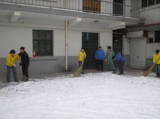 共青團(tuán)員掃雪破冰，共建康華美麗環(huán)境！