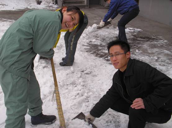 共青團(tuán)員掃雪破冰，共建康華美麗環(huán)境！