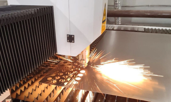 Why do cabinet manufacturers choose Xiaojiang stainless steel laminating board one after another?