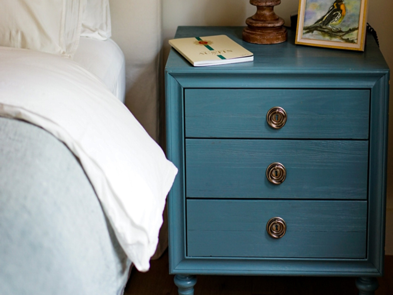 How to choose a quality bedside table