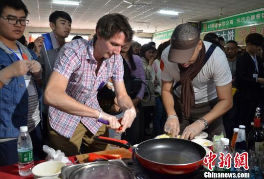 湖南一高校举办国际美食大赛 15国外教比拼厨艺
