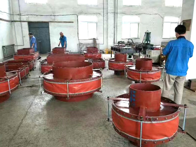 Non-metallic compensator for flue gas pipeline