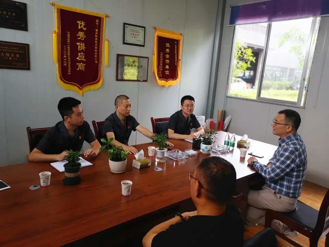 2021年8月27日，墊江縣人民法院駐工業(yè)園區(qū)審務(wù)工作室負責(zé)人張宏深入企業(yè)，為企業(yè)經(jīng)營中遇到的法律問題排憂解難