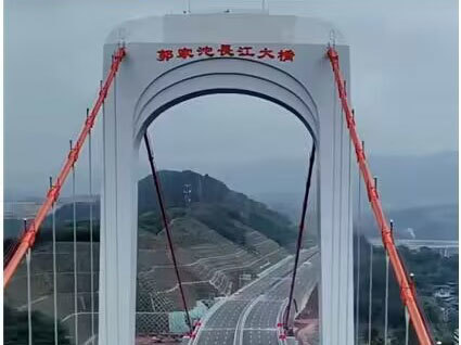 Guojiatuo Yangtze River Bridge in Chongqing