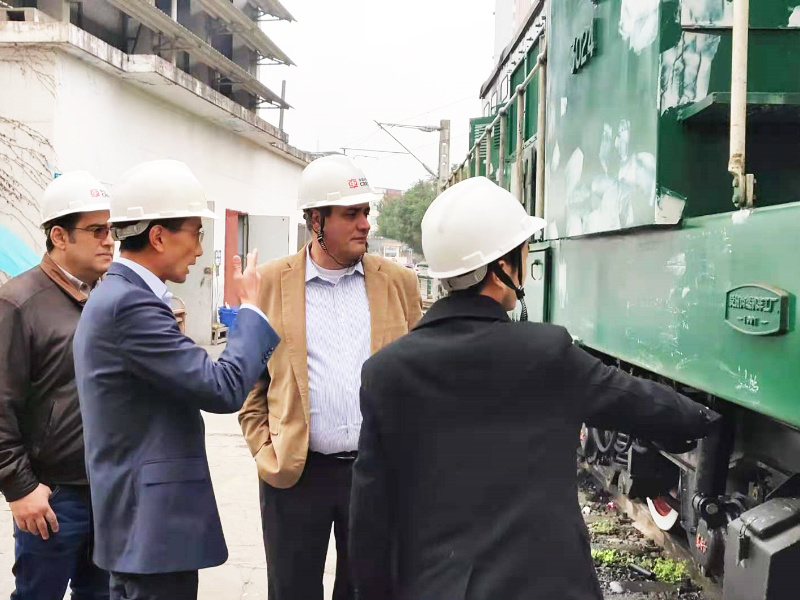 外國(guó)友人參觀我公司檢修機(jī)車