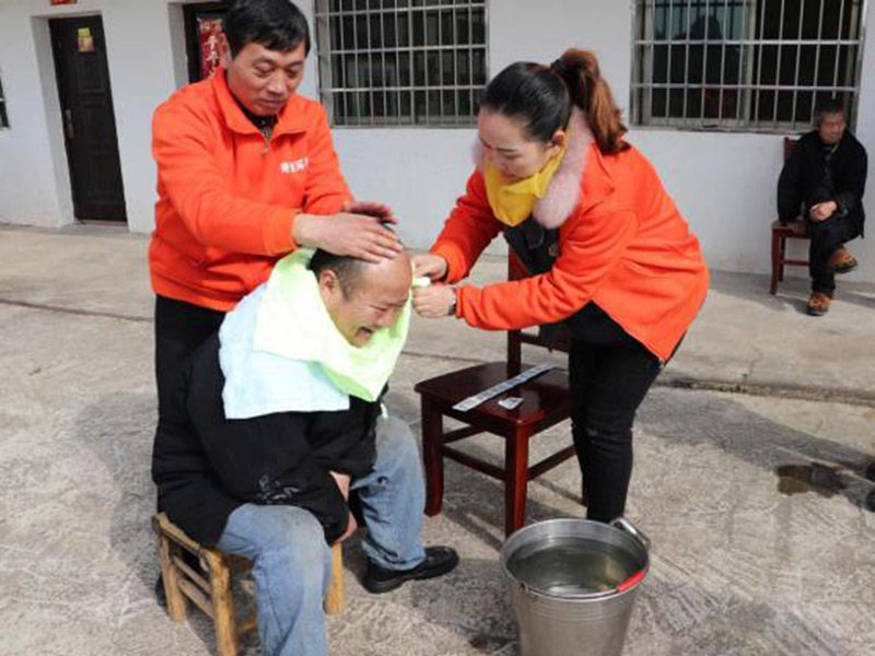 傳承、弘揚(yáng)雷鋒精神為敬老院老人修剪清洗頭發(fā)、保健按摩、打掃衛(wèi)生、互動(dòng)交流