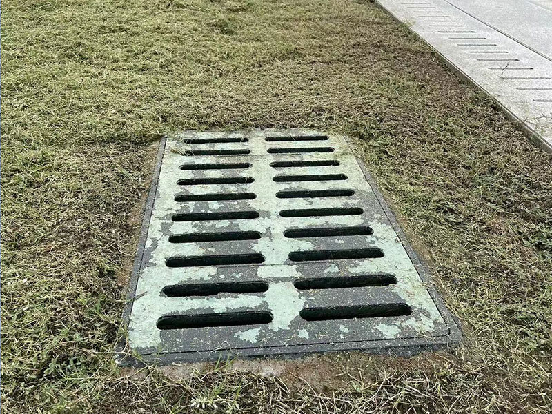 What are the advantages of choosing composite materials for manhole covers?