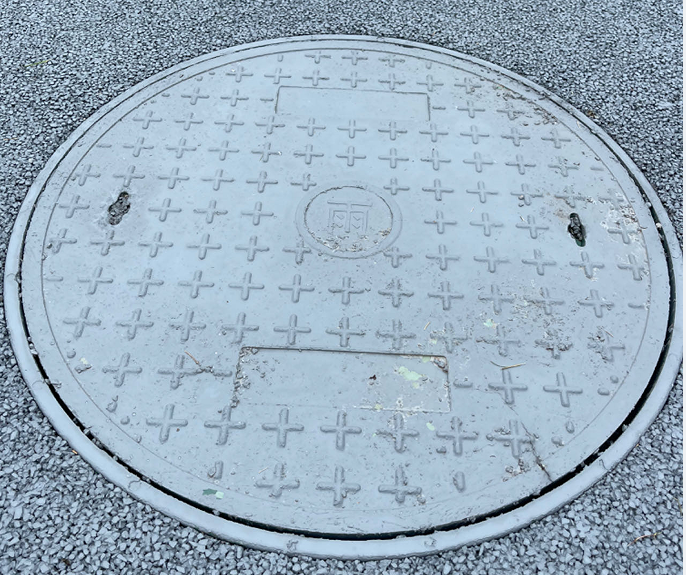 What are the bearing capacity and common characteristics of the composite manhole cover?
