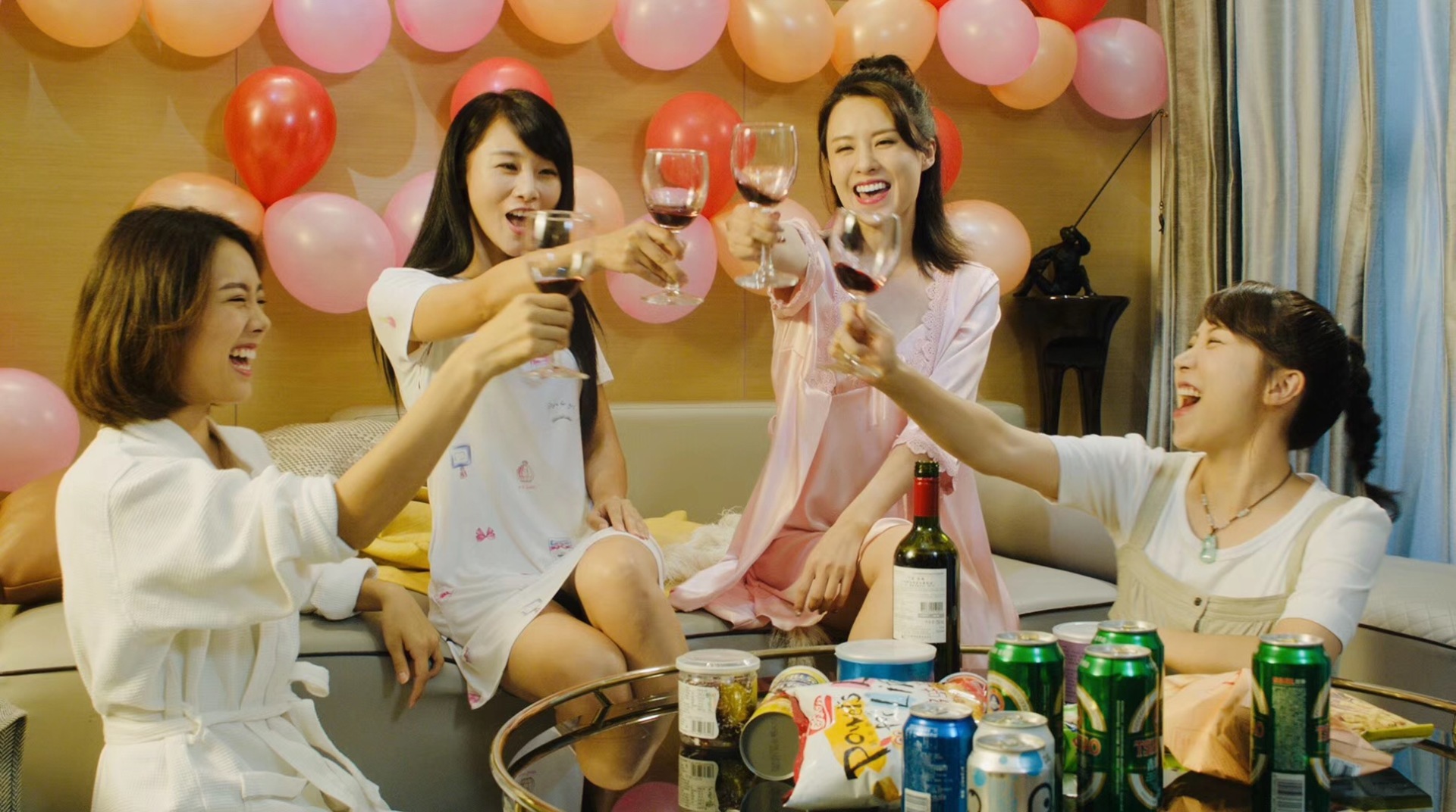電影《照片里的伴娘》CCTV-6上線熱映，演員許歌演繹“奇葩”伴娘生涯