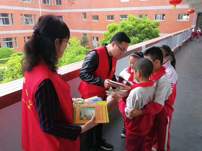 南通市腫瘤醫(yī)院團委為市虹橋三小捐書