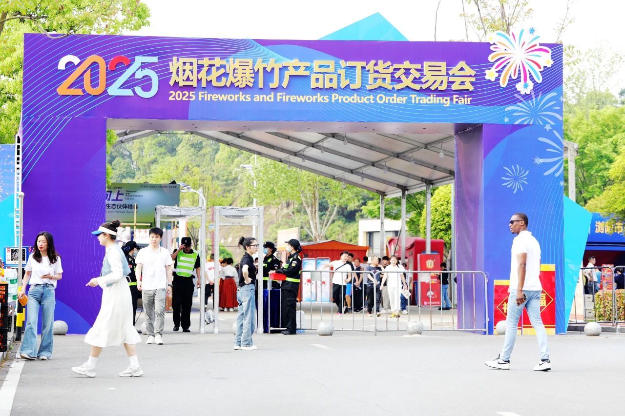 龙飞凤舞 中南烟花选送  ———龙游九霄，凤舞九天，富贵吉祥，国泰民安。