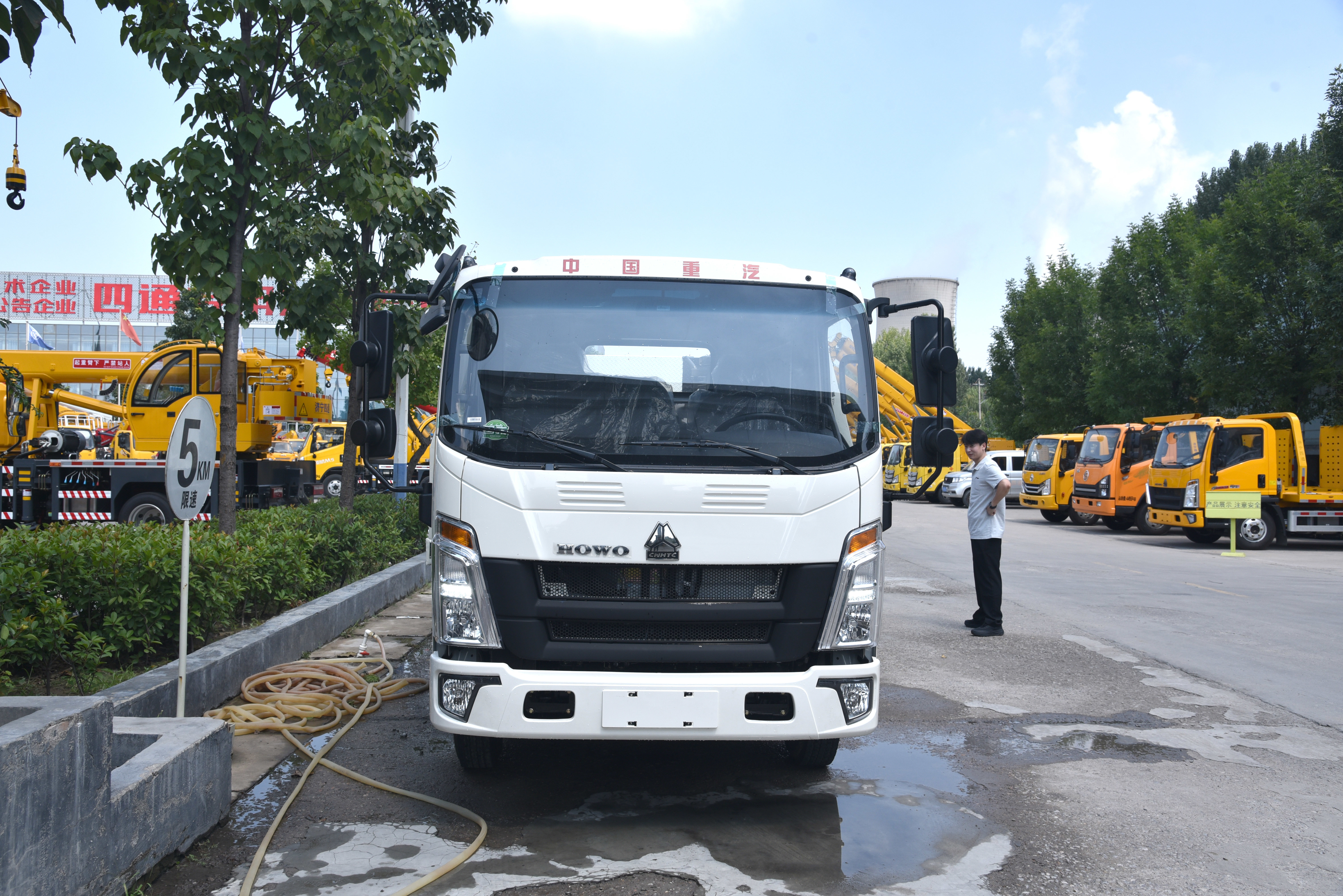140白色重汽清障车