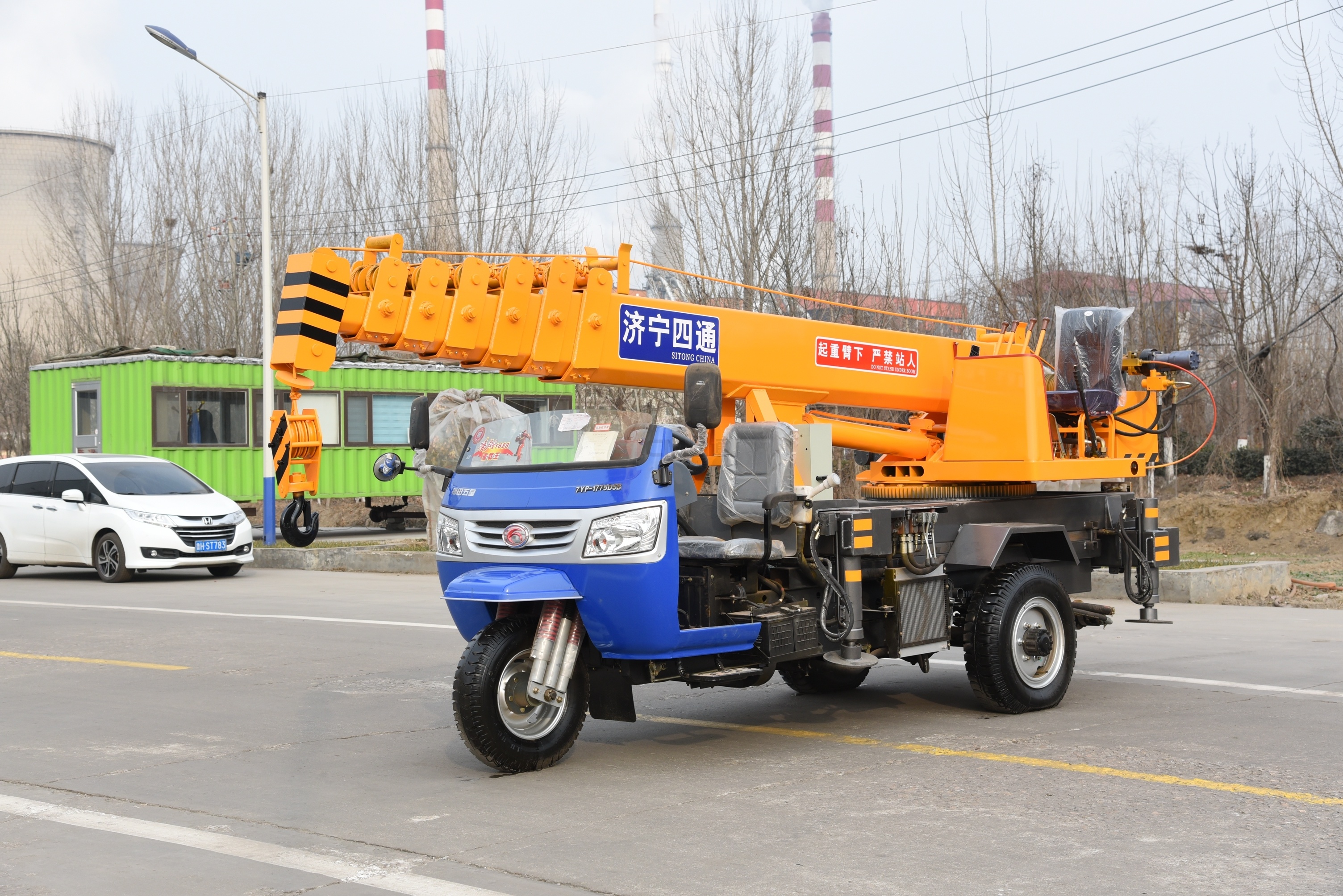 3吨三轮吊车