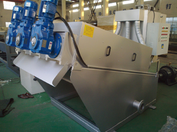 Disc spiral dewatering device