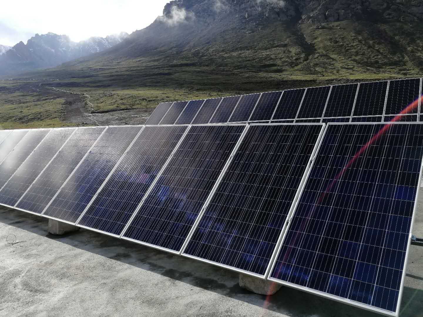 2018年6月26日，由弘德科技承建的新疆一号冰川40KW离网储能电站调试运行成功，为当地老百姓带去清洁可再生能源电力。