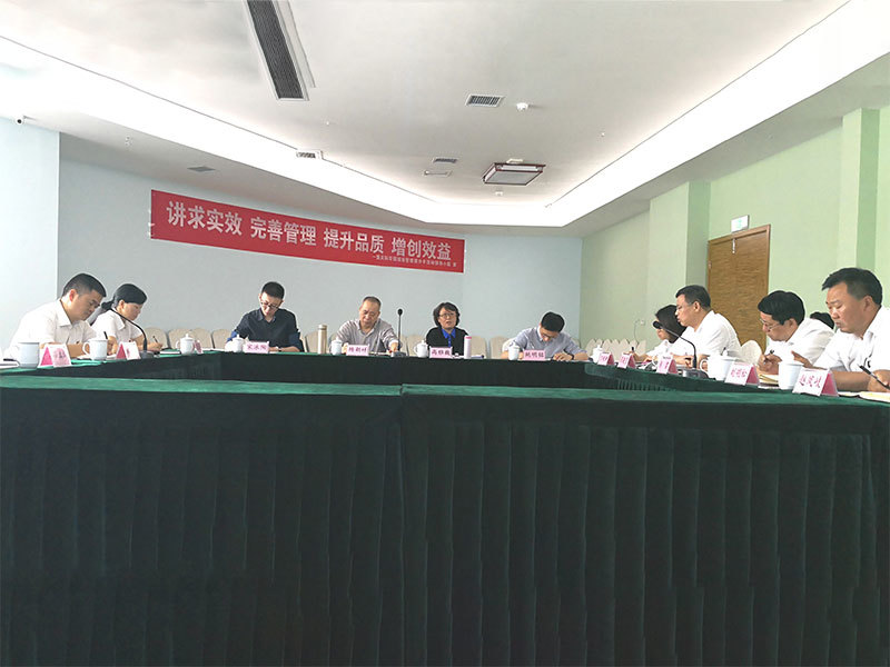 集團公司職工董事、工會(huì )主席、總法律顧問(wèn)高雅巍、際華集團副總經(jīng)理楊朝祥調研重慶際華園和際華3539公司