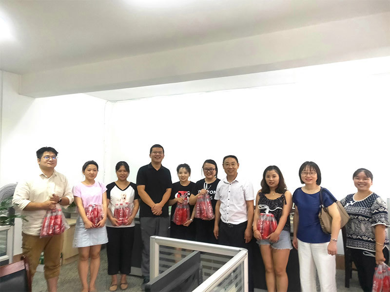重慶金融財貿輕紡工會(huì )主席楊松等一行送清涼給3539公司一線(xiàn)員工