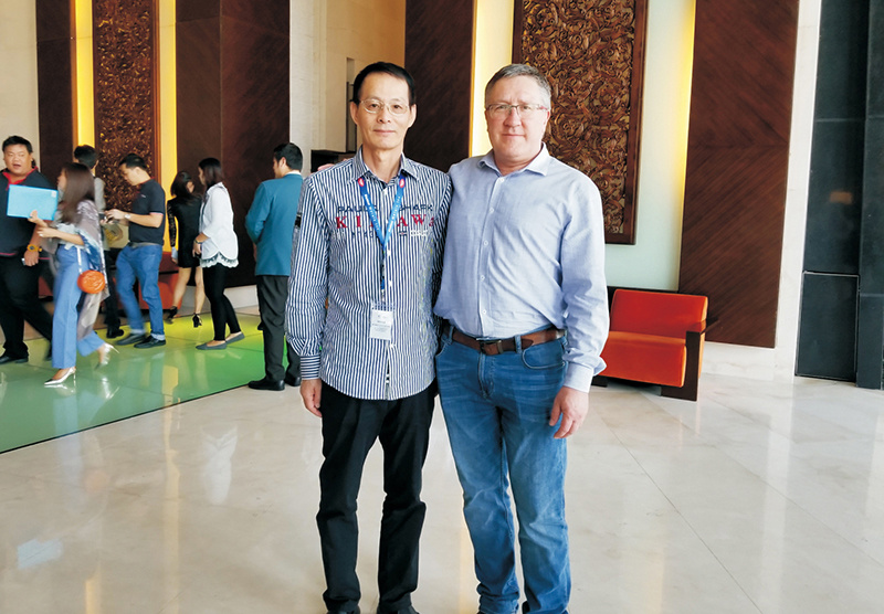 公司总经理2017年11月参加曼谷亚太镀锌协会成员国会议时与协会秘书长交流并合影