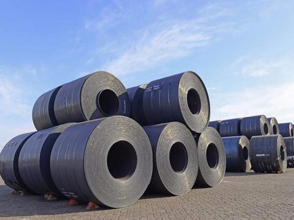What is the difference between carbon steel and stainless steel